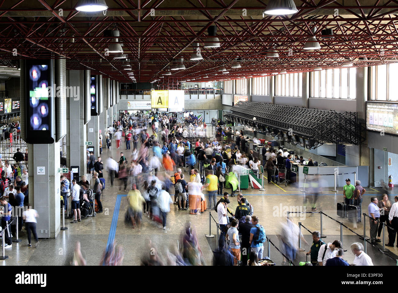 Sao Paulo, Brasile. Il 25 giugno, 2014. I passeggeri sono visti nell'Aeroporto Internazionale Guarulhos di Sao Paulo, Brasile, il 25 giugno 2014. © Rahel Patrasso/Xinhua/Alamy Live News Foto Stock