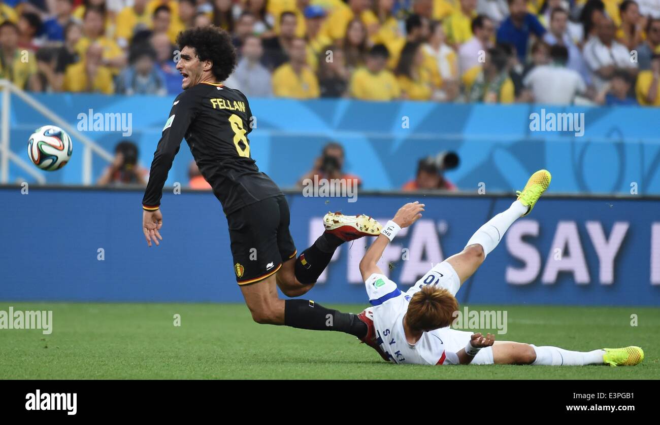 (140626) -- SAO PAULO, 26 giugno 2014 (Xinhua) -- Belgio di Marouane Fellaini (L) compete con la Corea Repubblica di Ki Sung Yueng durante un gruppo H match tra Corea Repubblica e il Belgio del 2014 FIFA World Cup presso l'Arena de Sao Paulo Stadium in Sao Paulo, Brasile, il 26 giugno 2014. (Xinhua/Li Ga)(xzj) Foto Stock