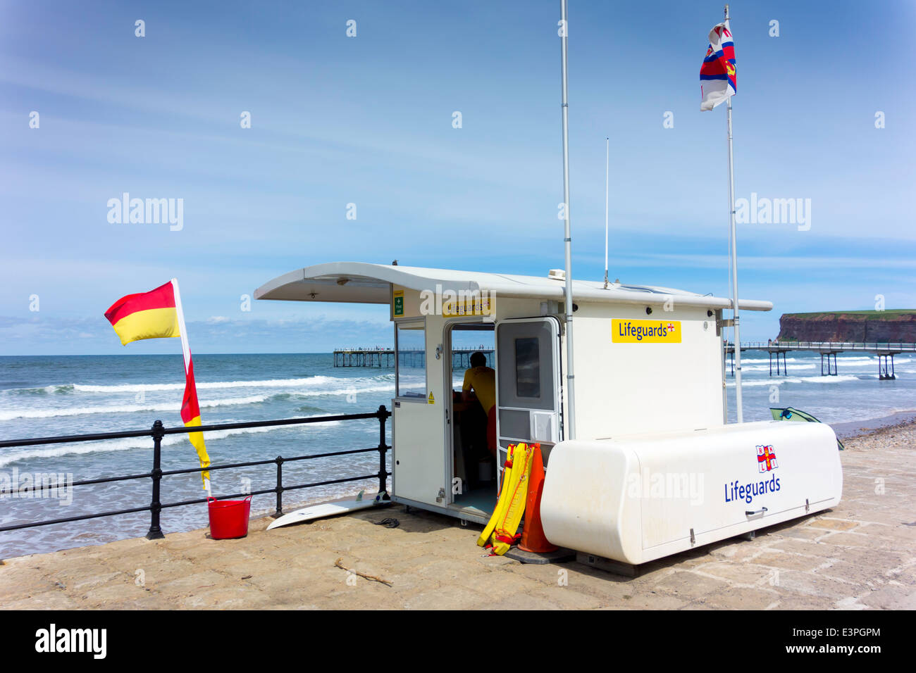 Un RNLI Beach life guard post sulla scuola di surf sulla spiaggia di formazione Saltburn North Yorkshire, Inghilterra Foto Stock