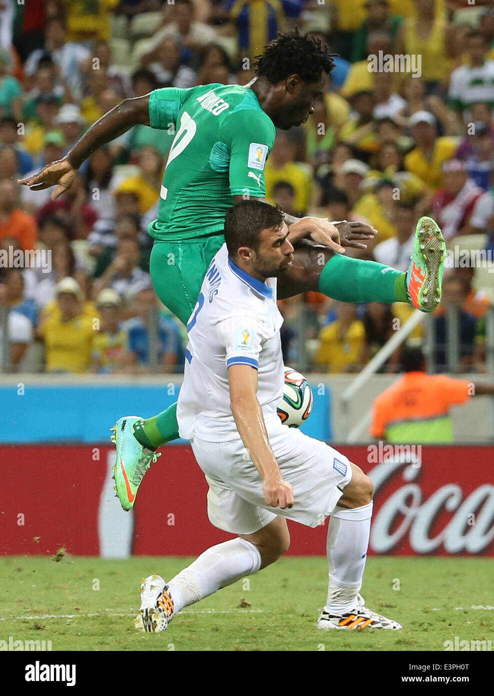 (140624) -- FORTALEZA, Giugno 24, 2014 (Xinhua) -- Costa d Avorio di Wilfried ossei (top) spara la sfera durante un gruppo C match tra la Grecia e la Costa d'Avorio del 2014 FIFA World Cup al Estadio Castelao Stadium di Fortaleza, Brasile, 24 giugno 2014. La Grecia ha vinto 2-1 sulla Costa d'Avorio il martedì. (Xinhua/Cao può)(xzj) Foto Stock