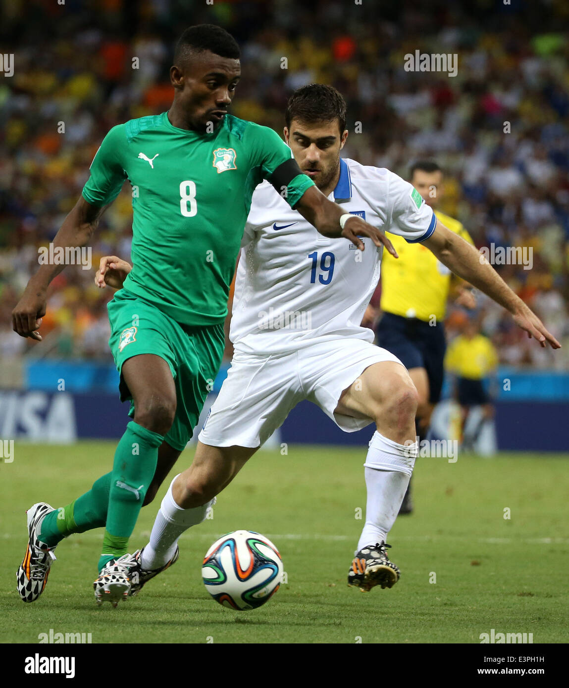 (140624) -- FORTALEZA, Giugno 24, 2014 (Xinhua) -- la Grecia Sokratis Papastathopoulos (R) il sistema VIES con la Costa d' Avorio di Salomon Kalou durante un gruppo C match tra la Grecia e la Costa d'Avorio del 2014 FIFA World Cup al Estadio Castelao Stadium di Fortaleza, Brasile, 24 giugno 2014. La Grecia ha vinto 2-1 sulla Costa d'Avorio il martedì. (Xinhua/Cao può)(xzj) Foto Stock