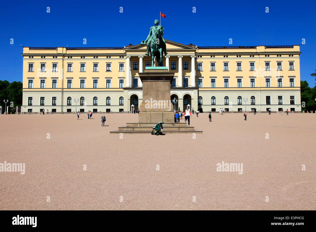 La Piazza del Palazzo con il palazzo reale di Oslo, che è circondato dal parco del palazzo. Di fronte la statua equestre del re Karl Johans. Da lì, la Karl Johans gate sfocia in un quasi rettilineo per la stazione centrale. Foto: Klaus Nowottnick Foto Stock