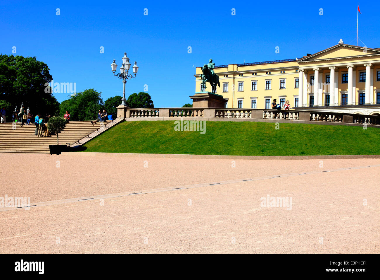 La Piazza del Palazzo con il palazzo reale di Oslo, che è circondato dal parco del palazzo. Di fronte la statua equestre del re Karl Johans. Da lì, la Karl Johans gate sfocia in un quasi rettilineo per la stazione centrale. Foto: Klaus Nowottnick Foto Stock