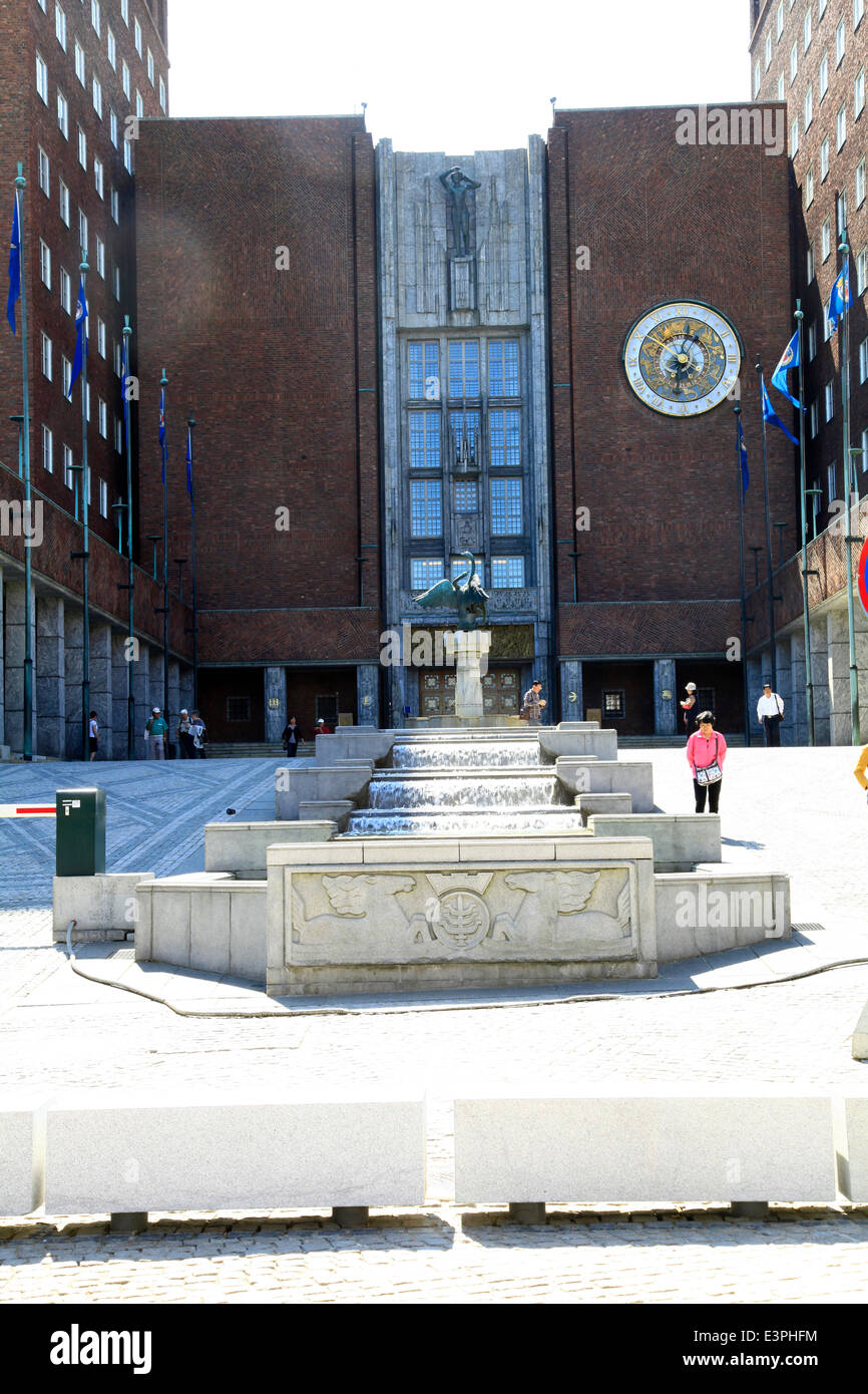 Retro del Municipio di Oslo. Essa è ogni anno il 10 dicembre (Anniversario della morte di Alfred Nobel) luogo della cerimonia quando il Premio Nobel per la pace è dato. Foto: Klaus Nowottnick Data: Maggio 29, 2014 Il Municipio di Oslo è ogni Foto Stock