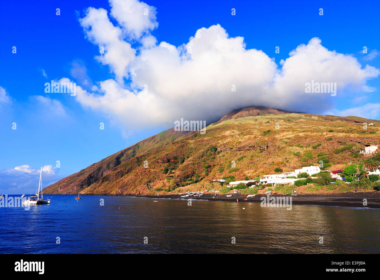 Stromboli nella luce del mattino, il vertice del vulcano Stromboli è visto con un soffocare Settembre 2012 Foto Stock