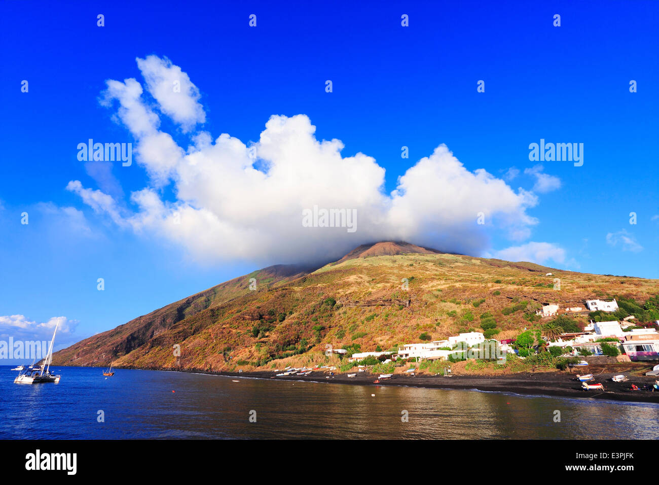 Stromboli nella luce del mattino, il vertice del vulcano Stromboli è visto con un soffocare Settembre 2012 Foto Stock