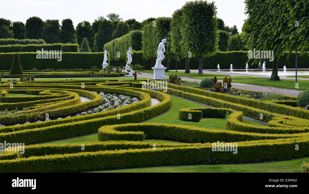 Il grande giardino di Herrenhausen Gardens conta tra i più importanti i giardini barocchi in Europa. Ricco di flora e di ordinata verde, esso non fornisce il recupero solo per i residenti e i turisti. Il giardino è un sfondo di benvenuto per i fotografi di nozze troppo Foto Stock