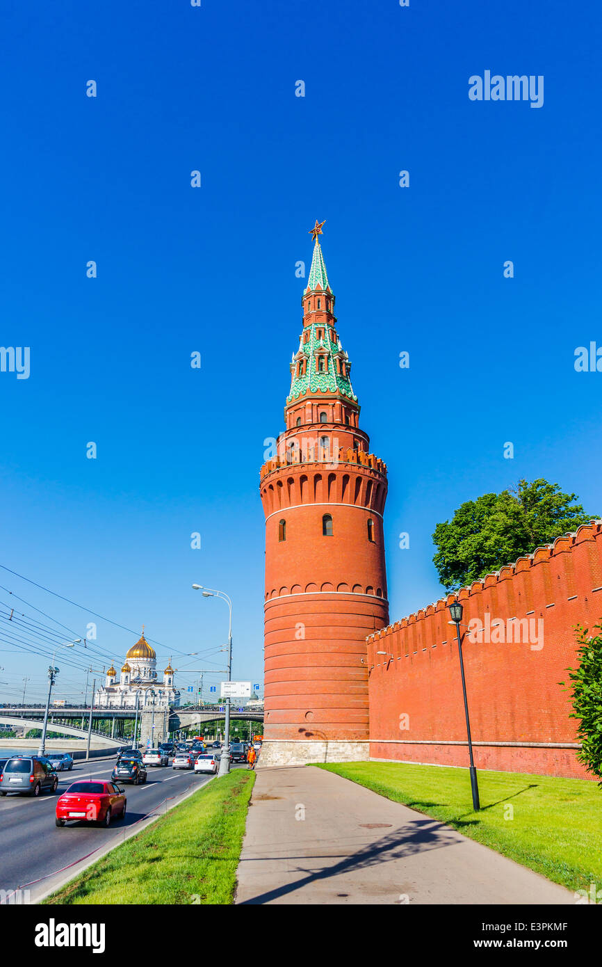 Vodovzvodnaya (acqua pompando) Torre del Cremlino di Mosca e il Cremlino embankment Foto Stock