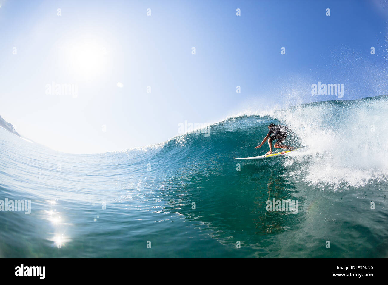 Fare surf onda Foto Stock