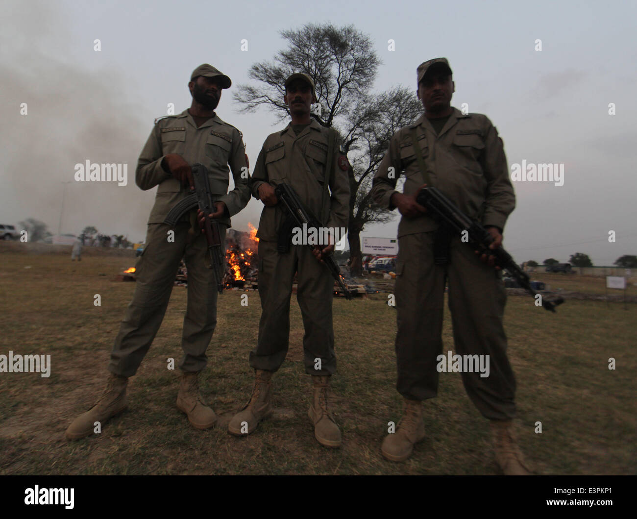 Il pakistano gruppi paramilitari di soldati della forza Anti-Narcotics (ANF) prendere parte alla cerimonia di farmaci bruciare nella vigilia della Giornata Internazionale contro l abuso e il traffico illecito di droghe a Wagha Border a Lahore. Si tratta di una espressione del governo pakistano la determinazione a rafforzare l'azione e la cooperazione per raggiungere l'obiettivo della società internazionale per fermare l'abuso di droga. (Foto di rana Sajid Hussain/Pacific Stampa) Foto Stock