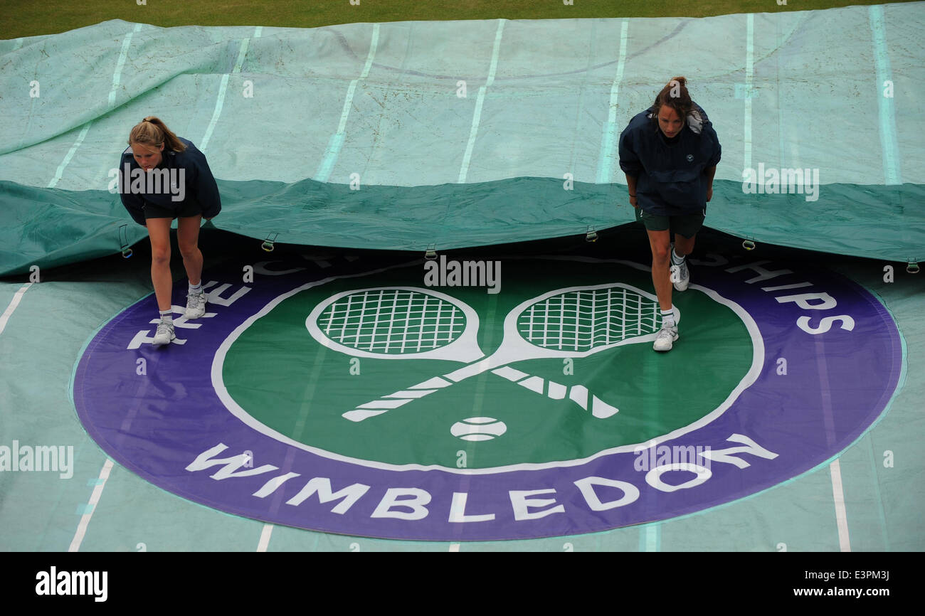Coperture RAIN sui tribunali fuori i campionati di Wimbledon 20 All England Tennis Club Wimbledon Londra Inghilterra 27 giugno 201 Foto Stock
