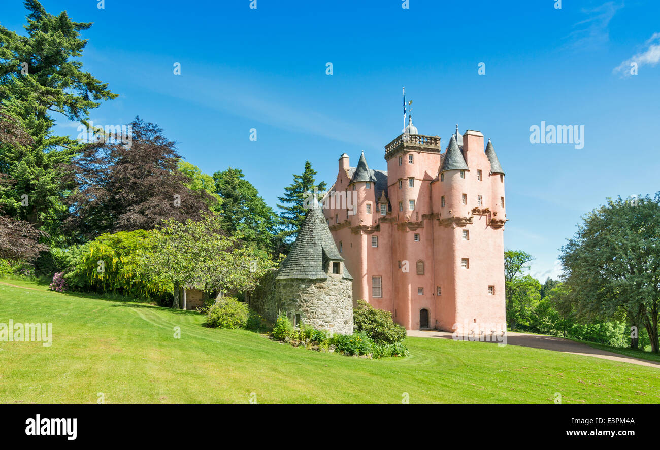 Castello di Craigievar e giardini estate ABERDEENSHIRE IN SCOZIA Foto Stock