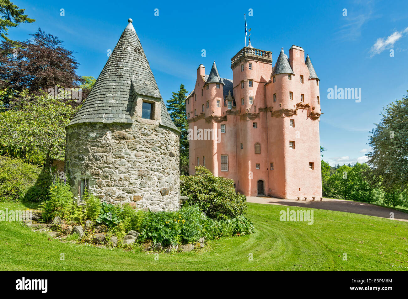 Castello di Craigievar e dipendenza IN ESTATE ABERDEENSHIRE IN SCOZIA Foto Stock
