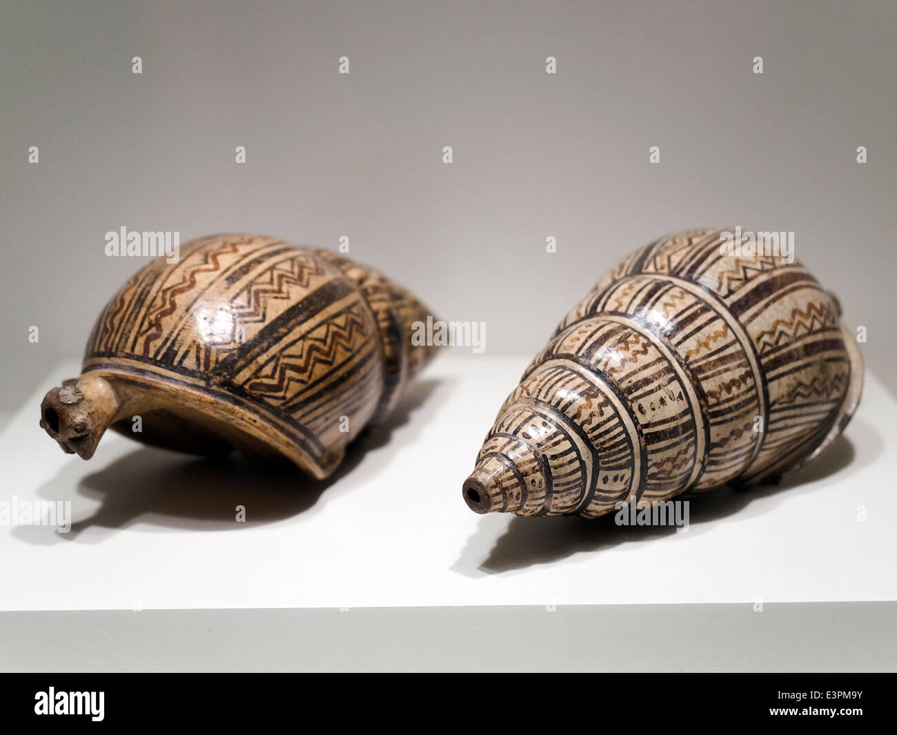 Ocarine (ceramica fischietti) Inca periodo imperiale annuncio 1300-1532 Museo de Arte Precolombino, Cusco - Perù non ci può essere alcun dubbio quanto al rito di qualità e aspetto di questi fischietti in ceramica (musicali strumenti a vento) il cui acuto e profondo suono deve possedere un significato non più noti. Entrambi costituiscono esempi notevoli; la rappresentazione realistica di lumache è sottoposto per la straordinaria ricchezza di plastica raggiunti dall'artista per mezzo della pittura lineare e verticale di disegni e la straordinaria finitura lucidata. In esse troviamo un uguale misura: design, finitura e criterio artistico Foto Stock