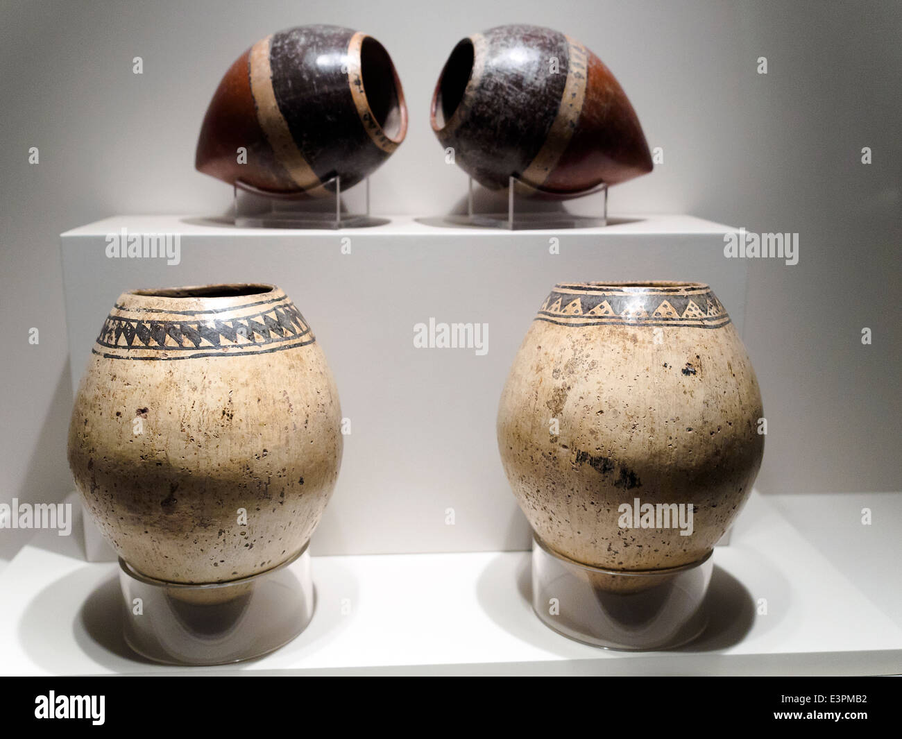 Tazze Inca periodo imperiale annuncio 1300-1532 Museo de Arte Precolombino, Cusco - Perù le tazze, resi nella maniera di un inverted teardrops, ripetere la forma emblematica del Aribalos, in cui la composizione è orientata verso acutamente rilevato estremi, su cui il corpo dell'oggetto si appoggia. La linea e la composizione stilizzata spiccano come il patrimonio artistico punto di incernieramento di questo gruppo. È sorprendente che questi unica coppia di tazze, mostrando così marcato abilità nella progettazione e uso di argilla e pigmenti, sono stati conservati. Foto Stock