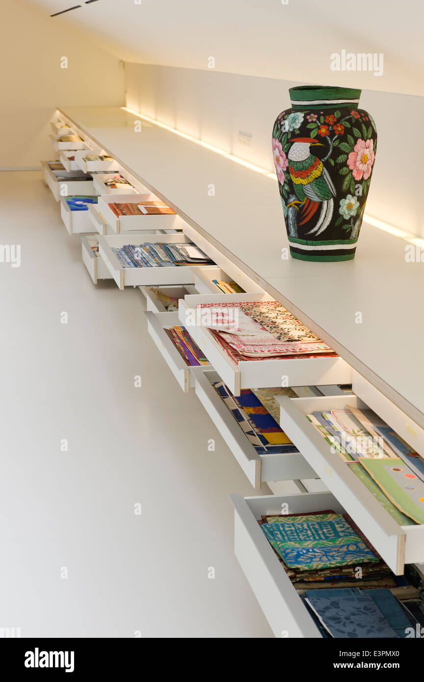 Una fila di aprire i cassetti contenenti carta dipinta campioni di tessuto. Il vaso della carta è di Isabelle de Borchgrave Foto Stock