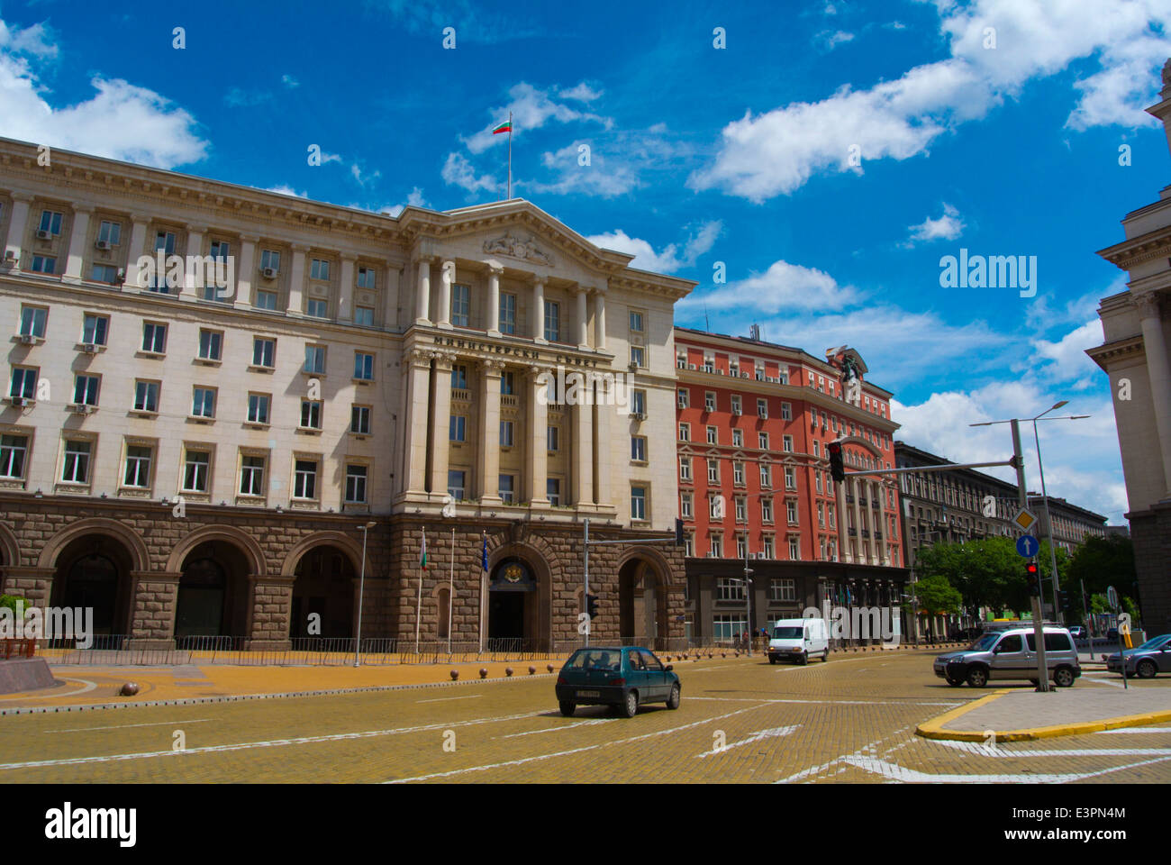 Piazza Nezavisimost, con Ministero consiglio di costruzione in background, centro di Sofia, Bulgaria, Europa Foto Stock