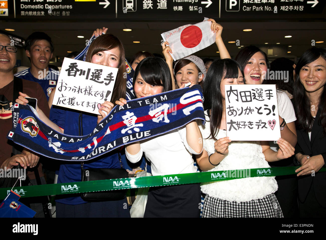 Chiba, Giappone. Il 27 giugno, 2014. Giappone nazionale di calcio, 27 giugno 2014, Chiba, Giappone - soccer fans attendere per i membri del Giappone nazionale di calcio all'Aeroporto Internazionale di Narita. Membri del Giappone nazionale di calcio arriva a Narita con un deluso guardano sui loro volti. Non si poteva avanzare alla finale 16 in '2014 FIFA World Cup Brazil' e tornato in precedenza. Credito: Rodrigo Reyes Marin/AFLO/Alamy Live News Foto Stock