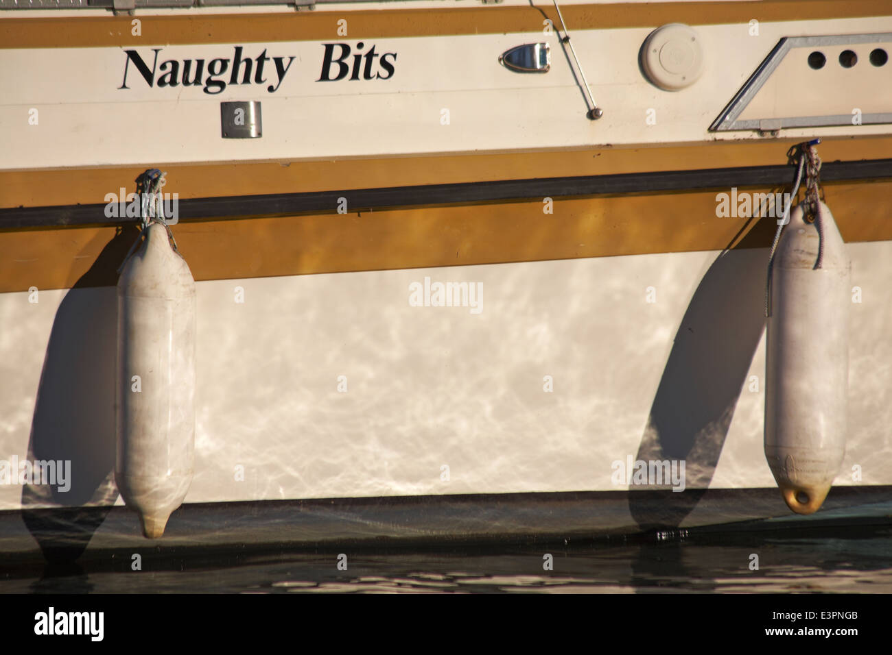 Naughty bits - il nome della barca ormeggiata presso Christchurch città Quay, Dorset, Regno Unito Foto Stock