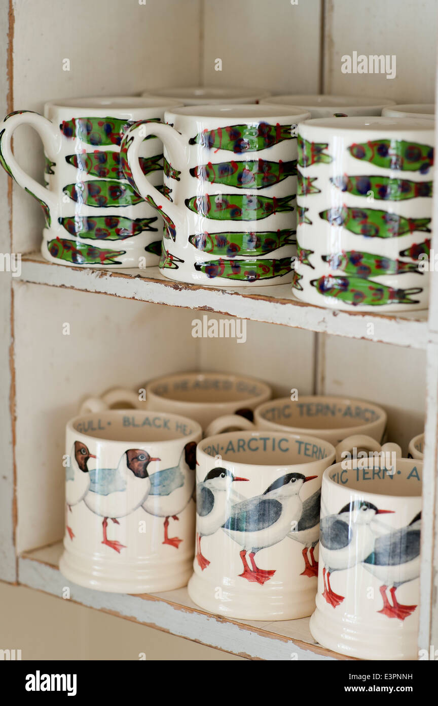 Emma Bridgewater uccelli tazze e Katherine Barney in ceramica su legno invecchiato ripiano Foto Stock