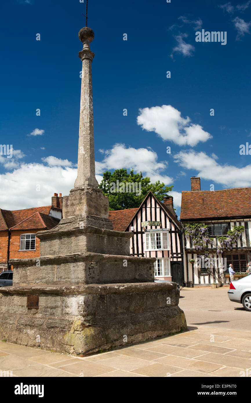 Regno Unito Inghilterra, Suffolk, Lavenham, la piazza del mercato, il mercato 1500 Cross più tardi con l'albero 1725 Foto Stock