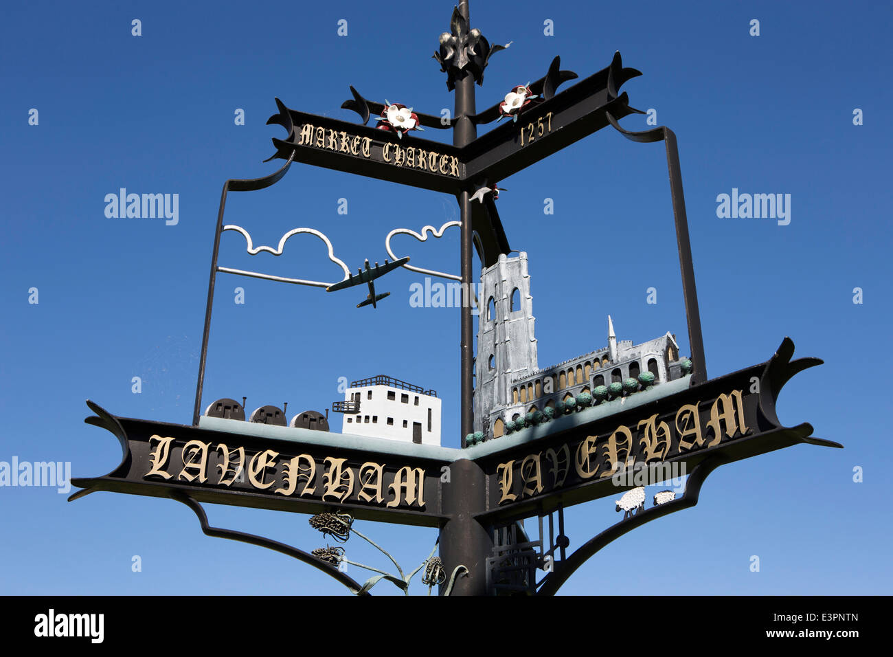 Regno Unito Inghilterra, Suffolk, Lavenham, High Street, 2007 segno del villaggio di commemorazione Carta di mercato Foto Stock