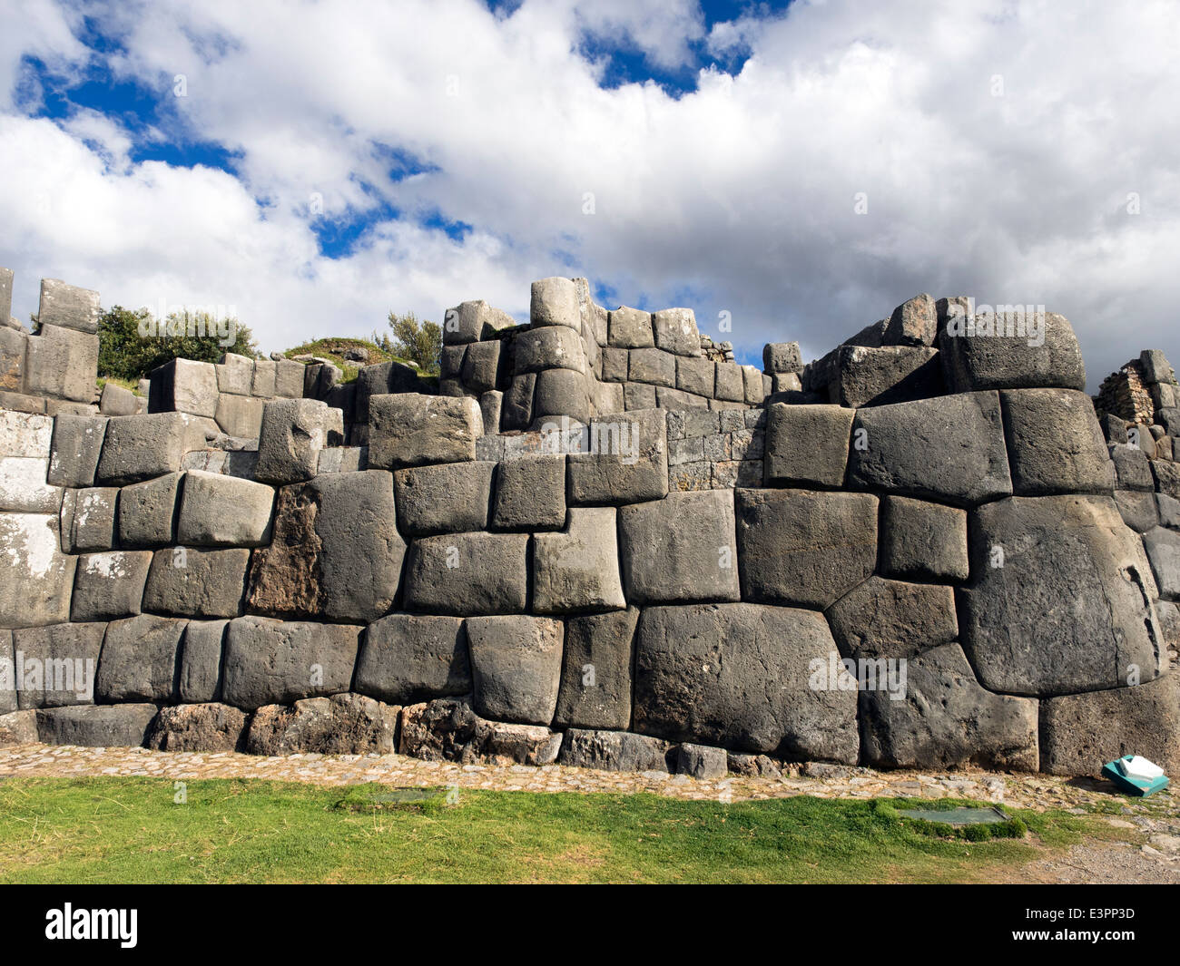 Grandi lucidati muri in pietra a secco del Saksaywaman militare complesso Inca - Cusco, Perù Foto Stock