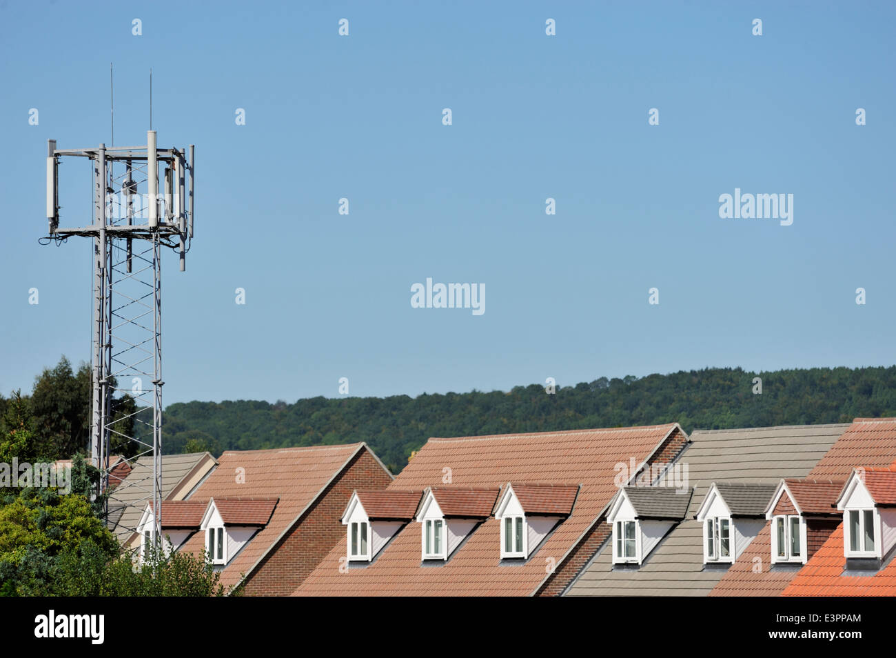 Telefono cellulare il montante in prossimità di nuove case in Petersfield, Hampshire Foto Stock