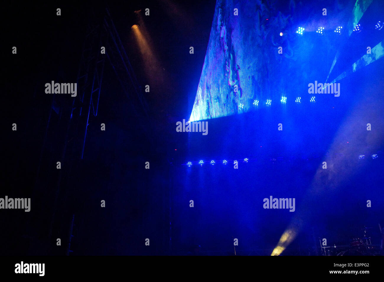 Kiel, Germania. 24nd giugno, 2014. La luce laser show di Kieler Woche Musik tenda Credito: Björn Deutschmann/Alamy Live News Foto Stock