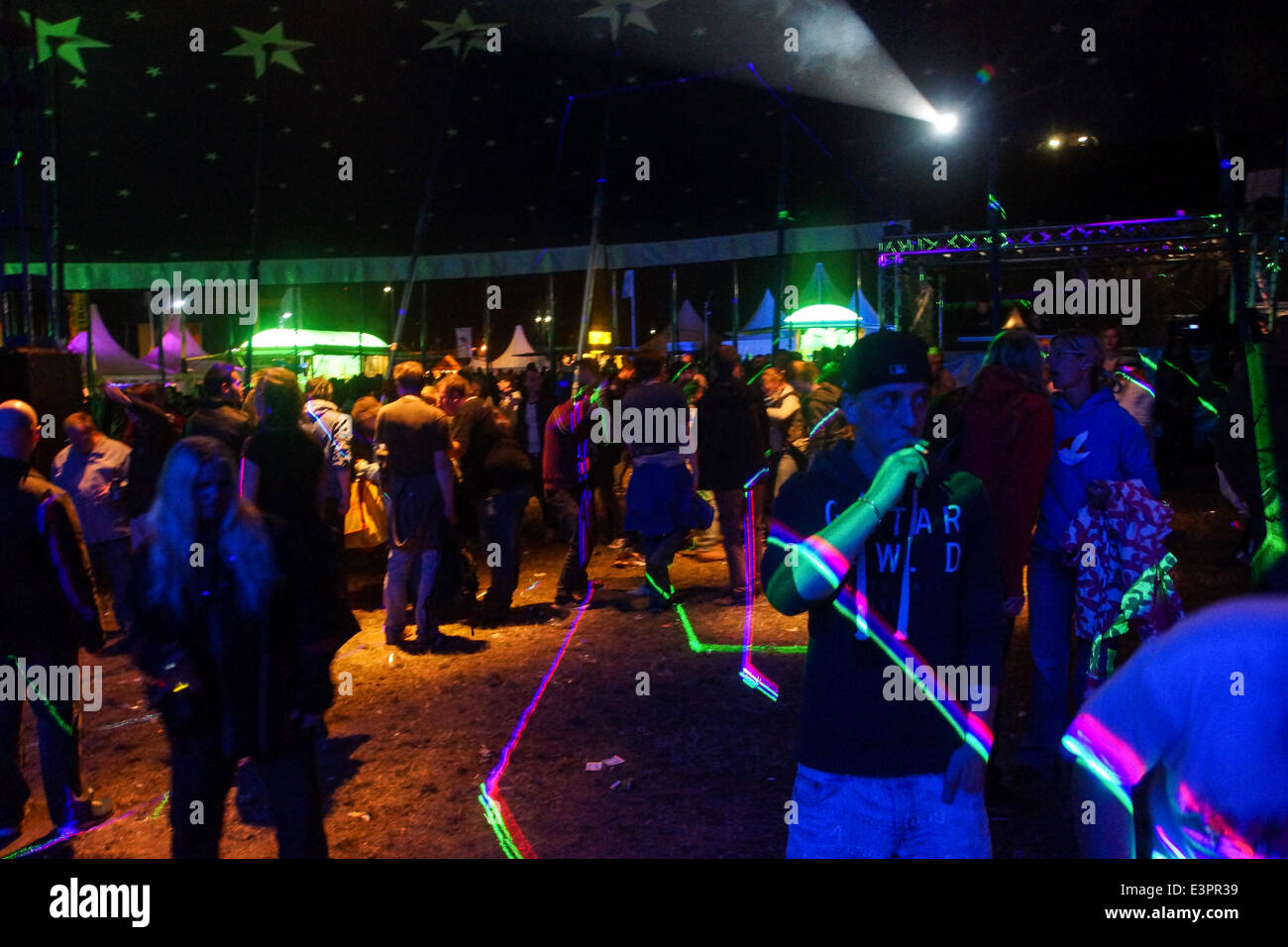 Kiel, Germania. 24nd giugno, 2014. La luce laser show di Kieler Woche Musik tenda Credito: Björn Deutschmann/Alamy Live News Foto Stock