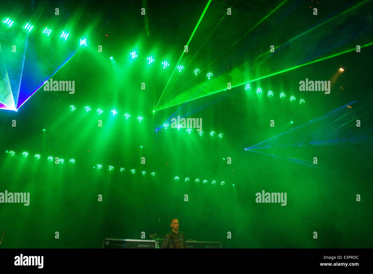 Kiel, Germania. 24nd giugno, 2014. La luce laser show di Kieler Woche Musik tenda Credito: Björn Deutschmann/Alamy Live News Foto Stock