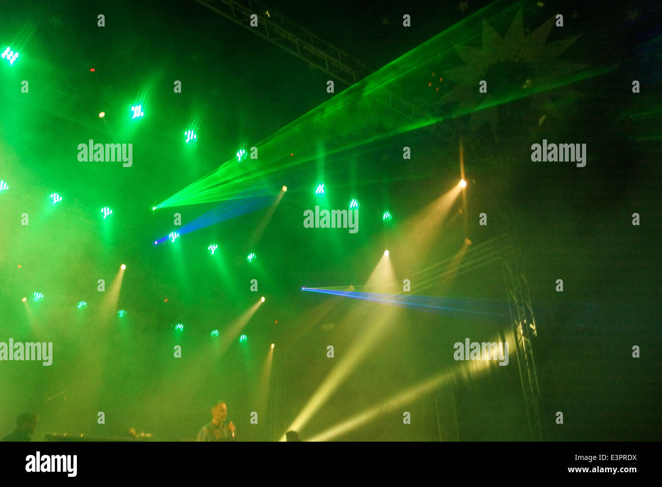 Kiel, Germania. 24nd giugno, 2014. La luce laser show di Kieler Woche Musik tenda Credito: Björn Deutschmann/Alamy Live News Foto Stock