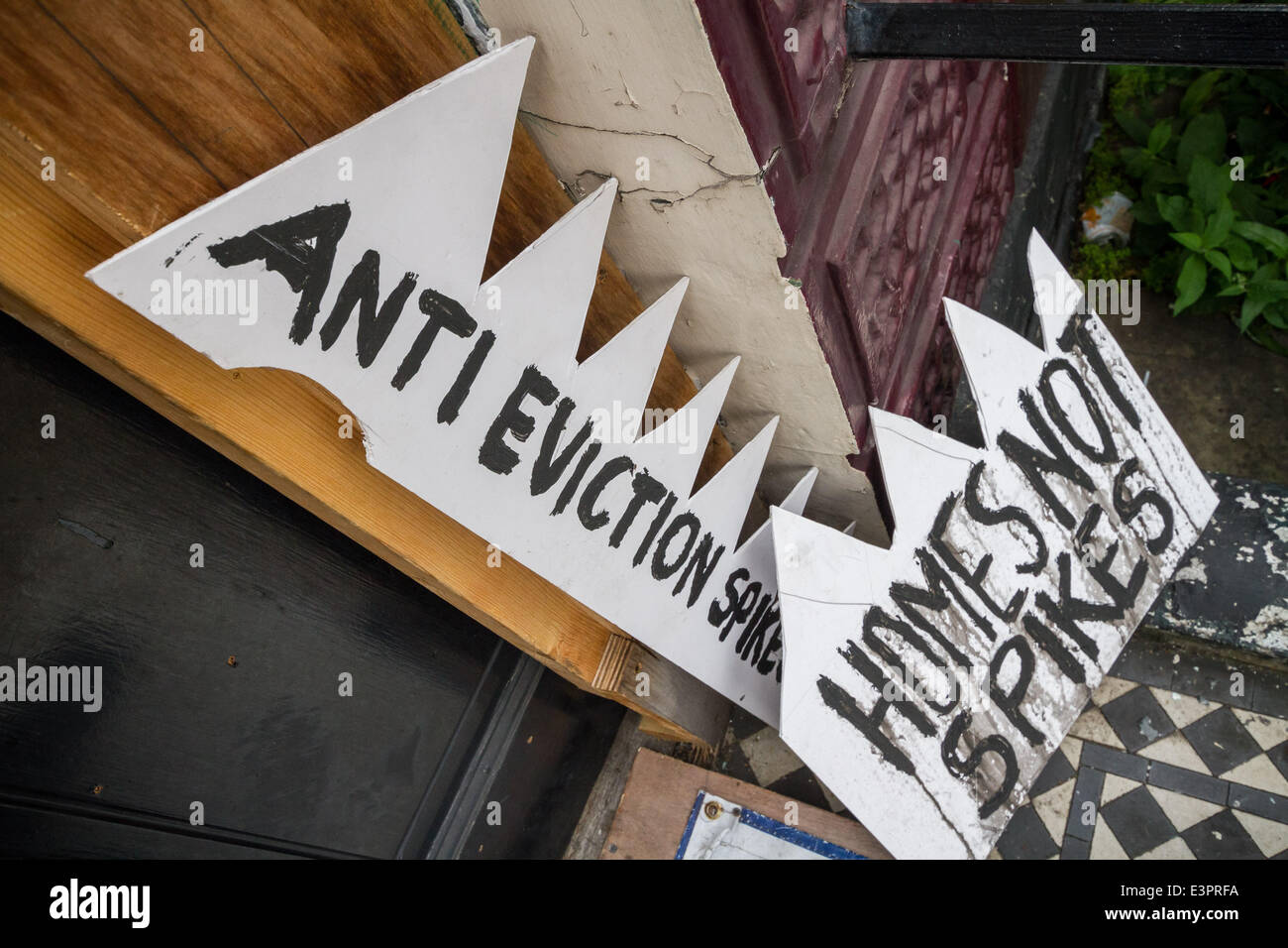 Londra, Regno Unito. Il 27 giugno 2014. Protesta Anti-Eviction dagli attivisti contro Consiglio di Camden ufficiali giudiziari in London Credit: Guy Corbishley/Alamy Live News Foto Stock