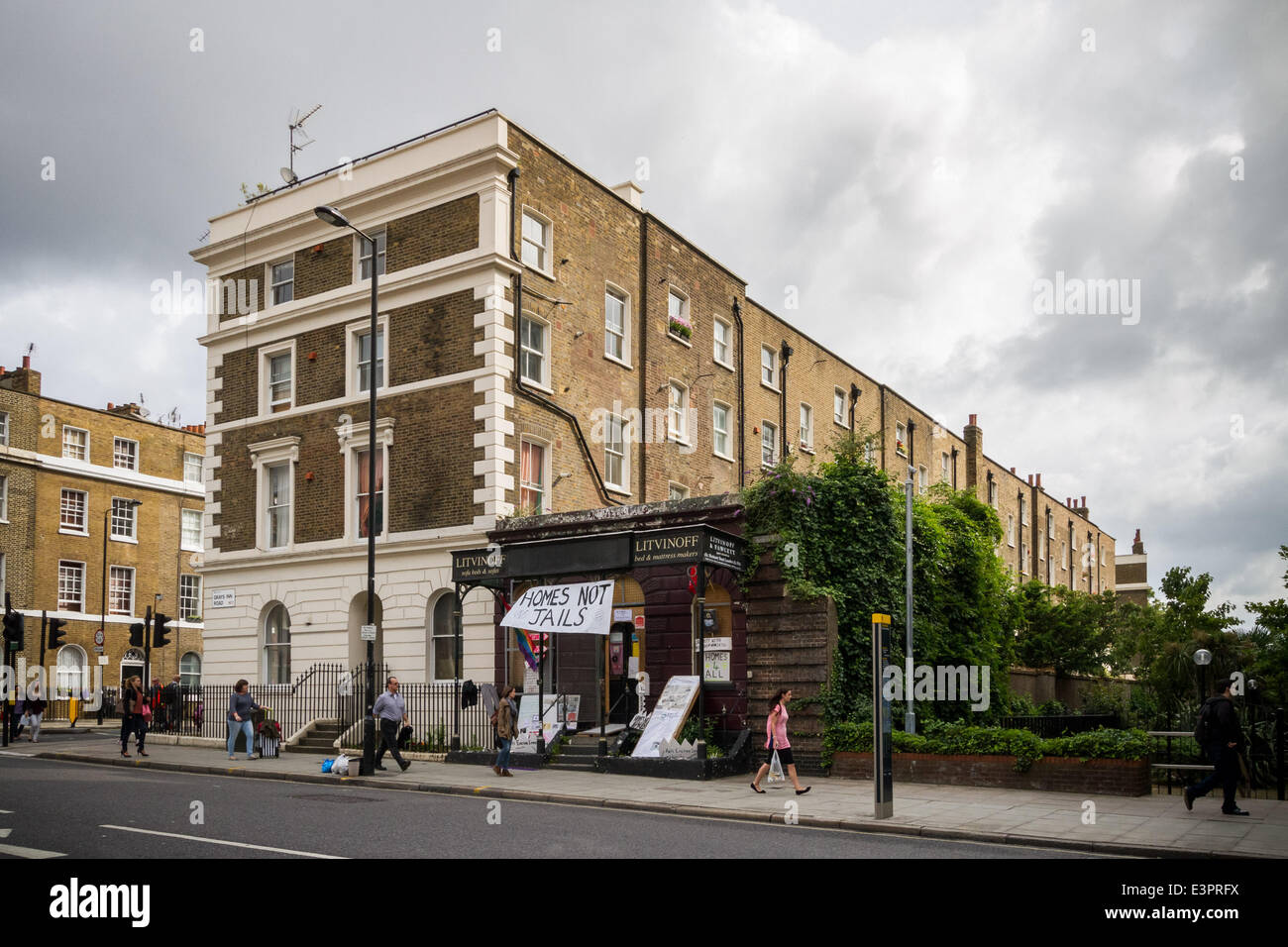 Londra, Regno Unito. Il 27 giugno 2014. Protesta Anti-Eviction dagli attivisti contro Consiglio di Camden ufficiali giudiziari in London Credit: Guy Corbishley/Alamy Live News Foto Stock