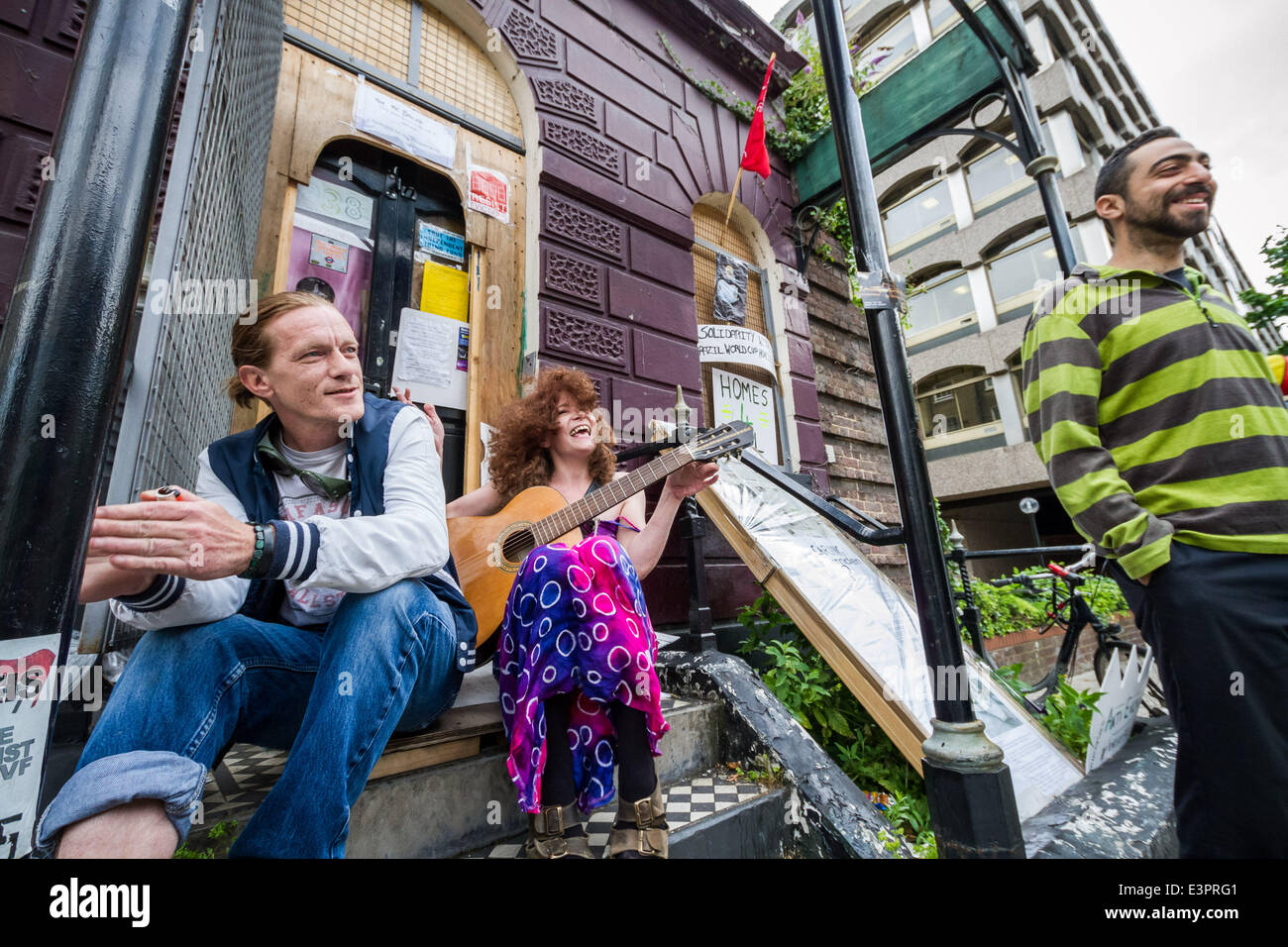 Londra, Regno Unito. Il 27 giugno 2014. Protesta Anti-Eviction dagli attivisti contro Consiglio di Camden ufficiali giudiziari in London Credit: Guy Corbishley/Alamy Live News Foto Stock