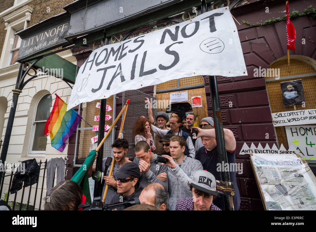 Londra, Regno Unito. Il 27 giugno 2014. Protesta Anti-Eviction dagli attivisti contro Consiglio di Camden ufficiali giudiziari in London Credit: Guy Corbishley/Alamy Live News Foto Stock