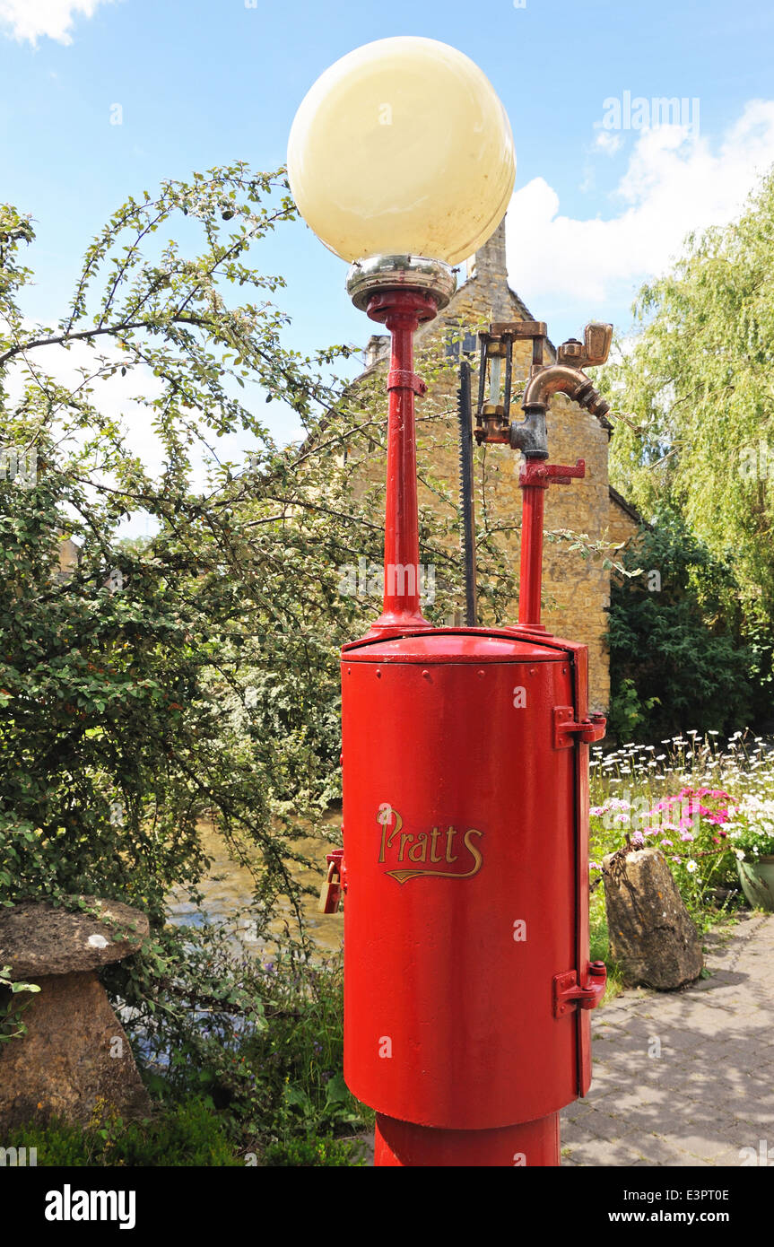 Vecchia Pompa del carburante al di fuori del Motor Museum edifici nel centro del villaggio, Bourton sull'acqua, Inghilterra, Regno Unito. Foto Stock