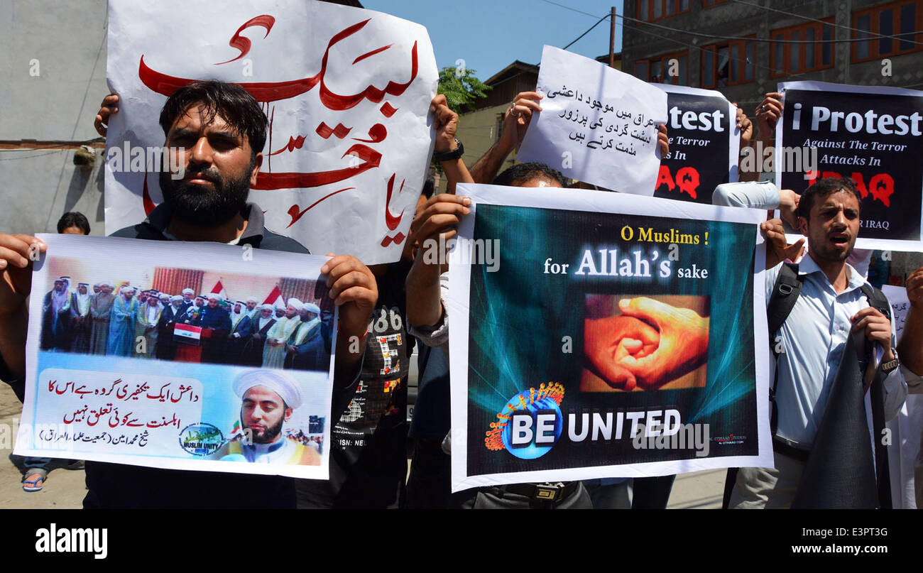 Srinagar, Indiano Kashmir amministrato. 27 Giugno, 2014. : Kashmir musulmani sciiti gridare anti-US e anti-Israele slogan durante una manifestazione di protesta a Srinagar decine di musulmani sciiti nel Kashmir hanno protestato contro la al-Qaida breakaway gruppo Stato islamico dell Iraq e il levante (ISIL) dopo la preghiera del venerdì. Credito: Sofi Suhail/Alamy Live News Foto Stock