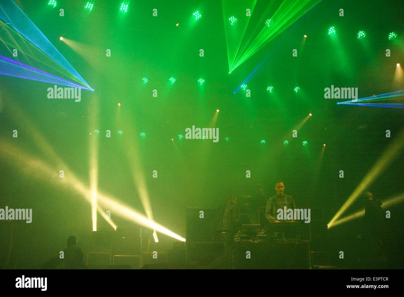 Kiel, Germania. 24nd giugno, 2014. La luce laser show di Kieler Woche Musik tenda Credito: Björn Deutschmann/Alamy Live News Foto Stock