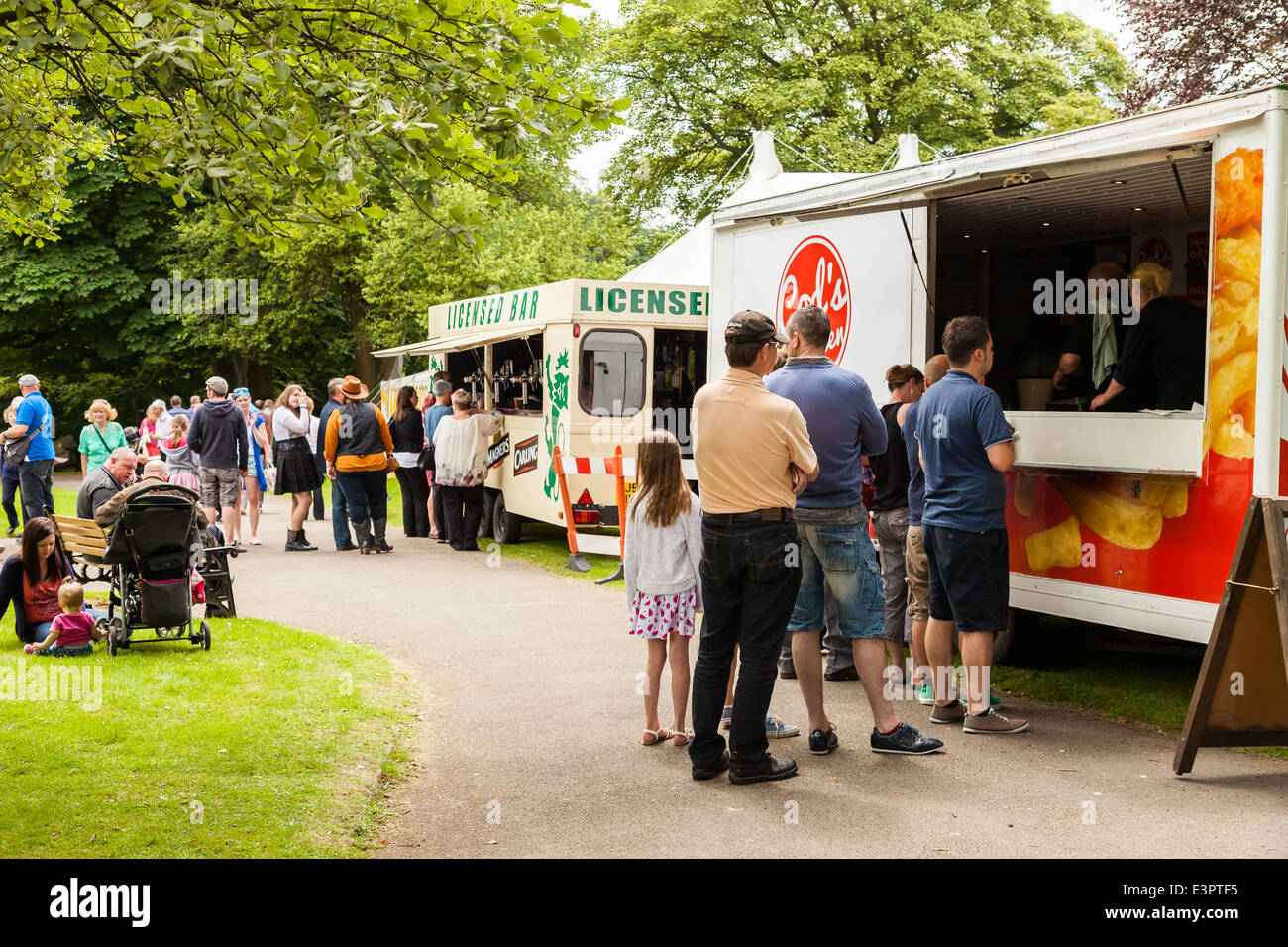 Nel Regno Unito , in Inghilterra Leek, Staffordshire. La gente in coda al di fuori del pesce mobili e chip van. Foto Stock