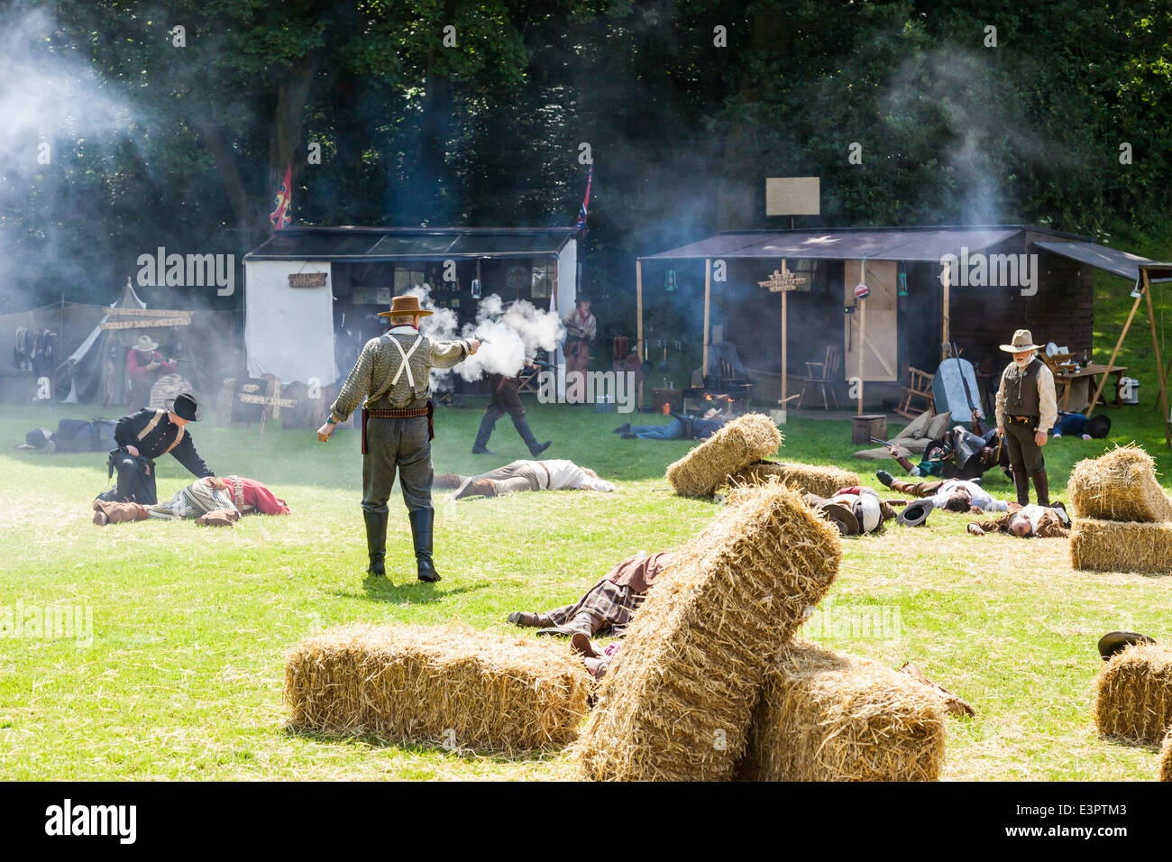 Leek, Staffordshire, Inghilterra. Il 22 giugno 2014, un Western Weekend.Cowboy shoot it out con fuorilegge. In western rievocazione storica Foto Stock