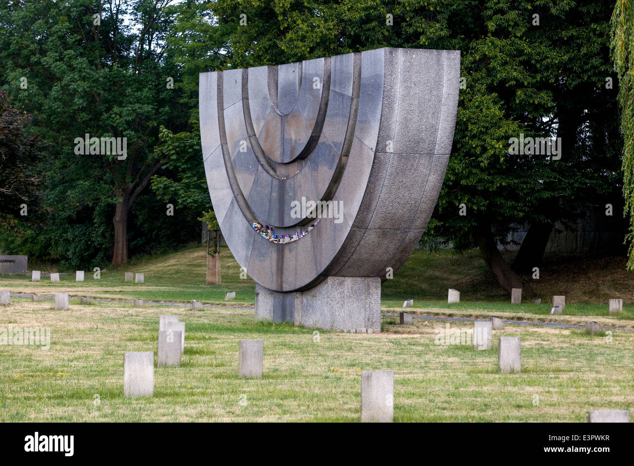 Il Menorah in pietra nel cimitero ebraico di Terezin Repubblica Ceca Foto Stock