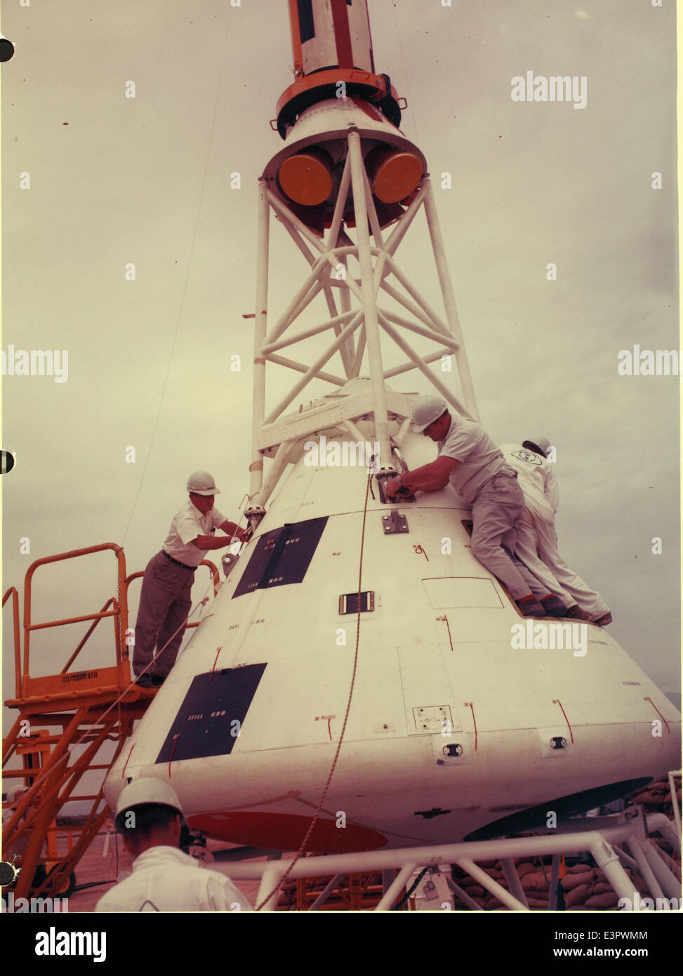 Questa immagine evidenzia il coinvolgimento di Convair/General Dynamics nel progetto Atlas durante gli anni '1960, mostrando lo sviluppo e il contributo del razzo Atlas al programma spaziale statunitense. Foto Stock