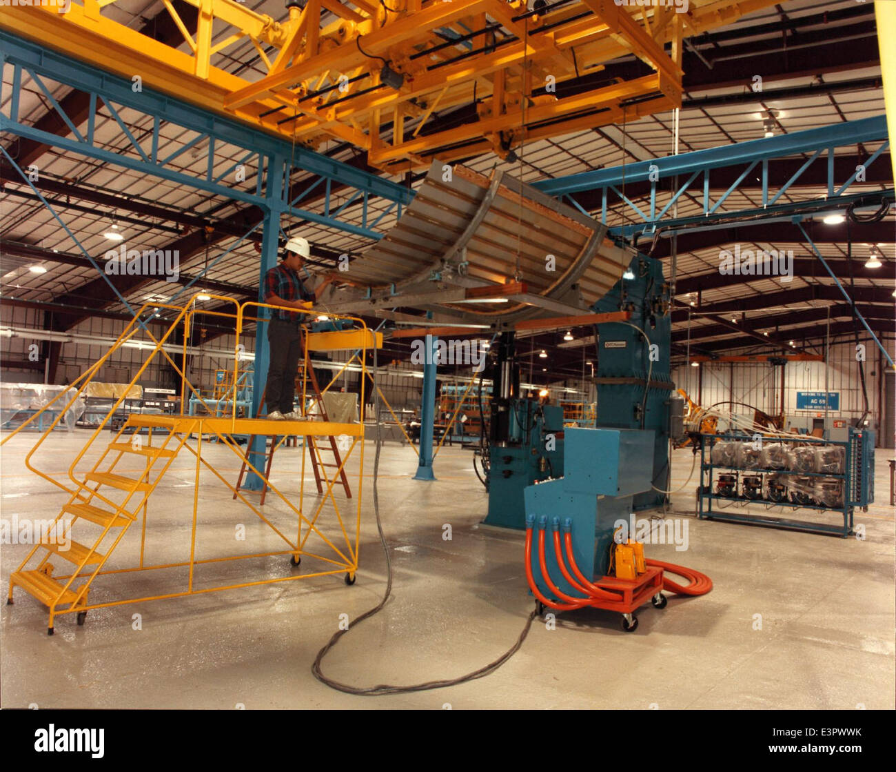 Fotografia dello stabilimento Convair/General Dynamics di Harlingen, raffigurante il personale di fabbrica e i processi di produzione degli aeromobili durante la metà del XX secolo. Foto Stock