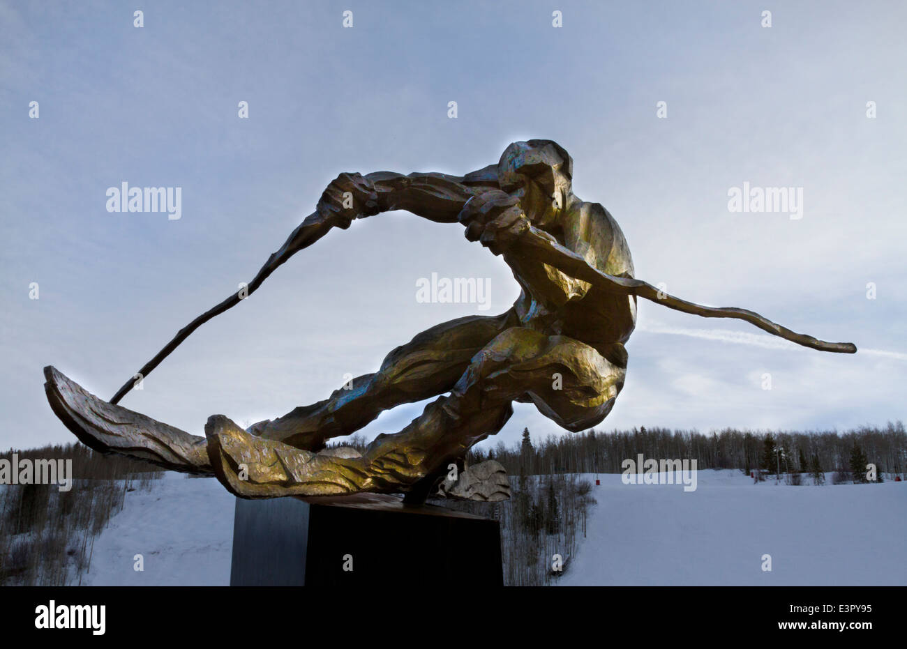 Statua di bronzo di neve skiier racing a Vail Colorado Foto Stock