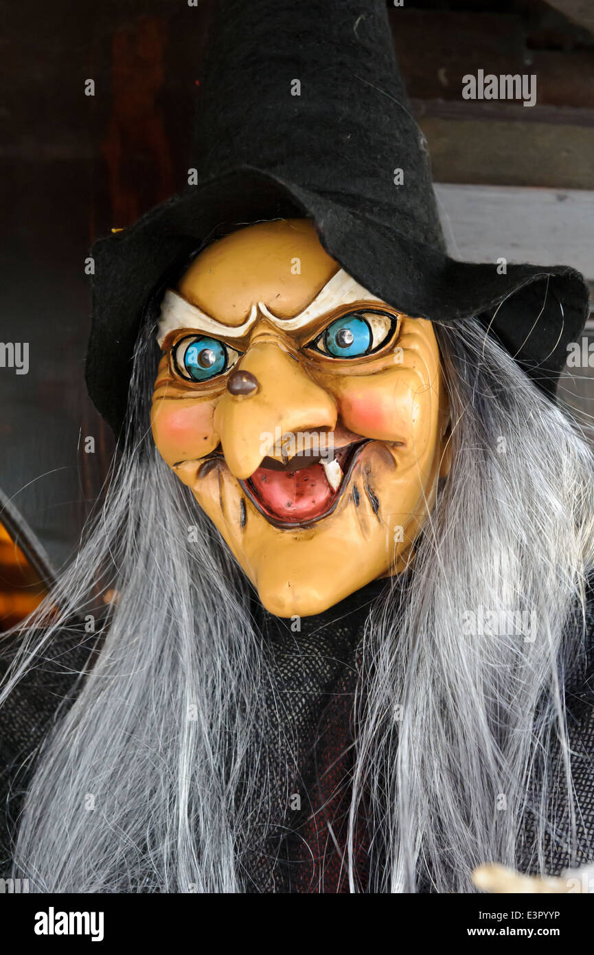 Un sorridente strega marionetta in vendita nel mercato di Praga, Repubblica Ceca. Foto Stock