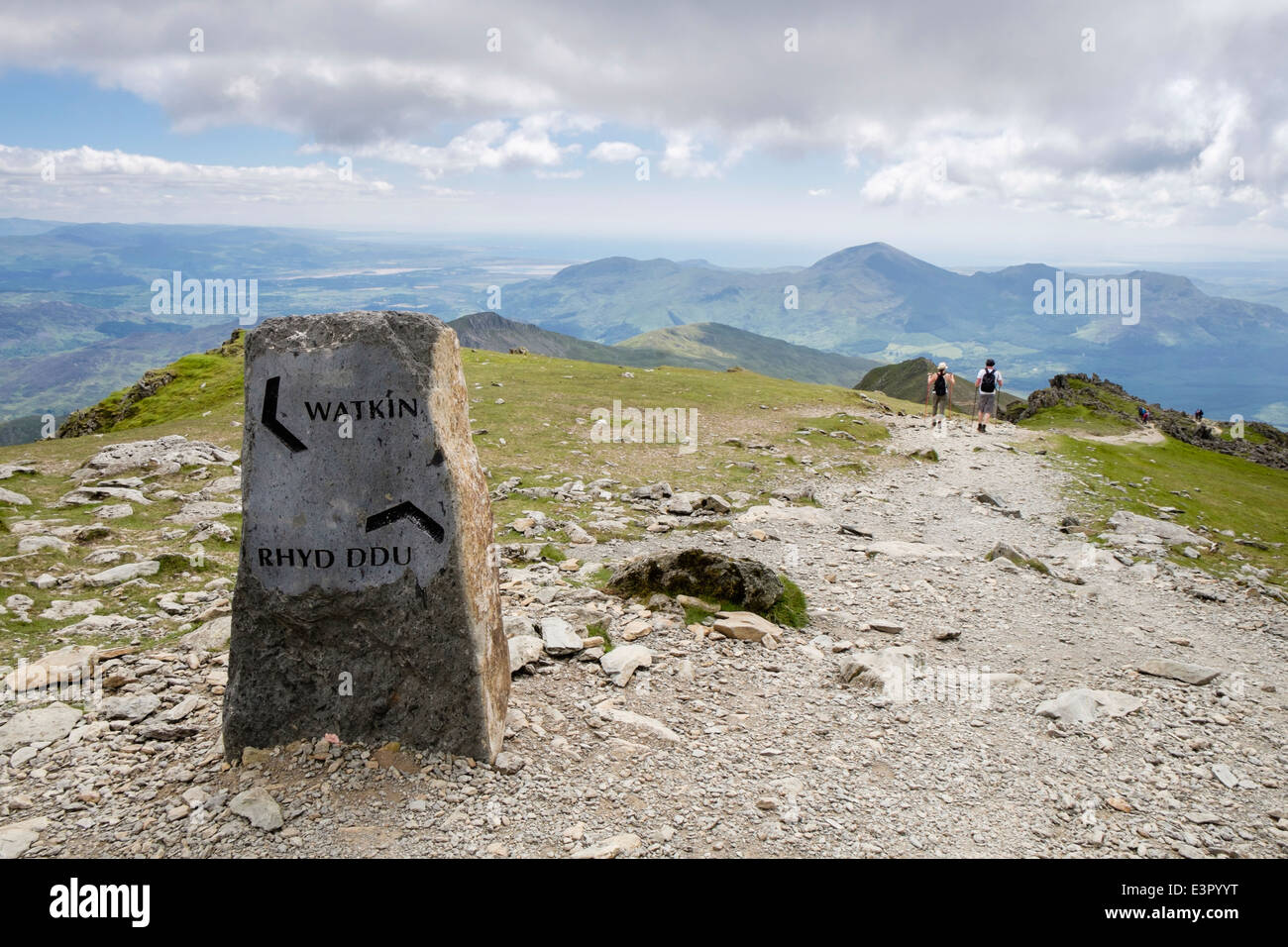 Segno per Watkin e Rhyd Ddu percorsi su Mount Snowdon nelle montagne del Parco Nazionale di Snowdonia, Gwynedd, il Galles del Nord, Regno Unito, Gran Bretagna Foto Stock