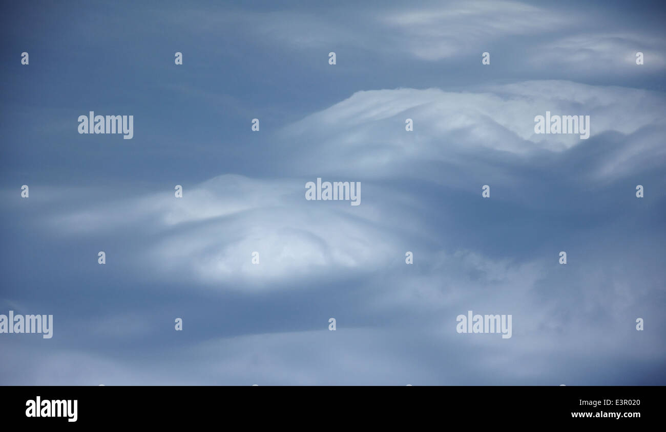 Girato la foto del cielo guarda come in alta montagna in nuvole Foto Stock