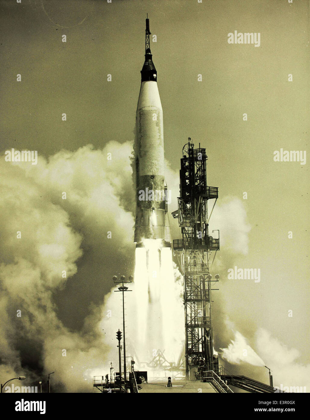 Convair e General Dynamics svilupparono il razzo Atlas durante gli anni '1960, parte integrante del programma spaziale Mercury. L'Atlas lanciò i primi astronauti americani nello spazio, giocando un ruolo chiave nei primi sforzi spaziali statunitensi. Foto Stock Convair e General Dynamics svilupparono il razzo Atlas durante gli anni '1960, parte integrante del programma spaziale Mercury. L'Atlas lanciò i primi astronauti americani nello spazio, giocando un ruolo chiave nei primi sforzi spaziali statunitensi. Foto Stock