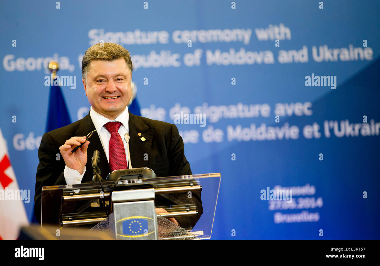 (140627) -- Bruxelles, 27 giugno 2014 (Xinhua) -- Il presidente ucraino Petro Poroshenko parla durante la cerimonia della firma a Bruxelles, Belgio, 27 giugno 2014. L'Unione europea (UE) hanno firmato accordi di associazione con l'Ucraina, la Georgia e la Moldavia il venerdì con lo scopo di approfondire i legami politici ed economici con le tre repubbliche ex sovietiche(Xinhua/Consiglio dell'Unione europea) (lyi) *uso non commerciale* Foto Stock